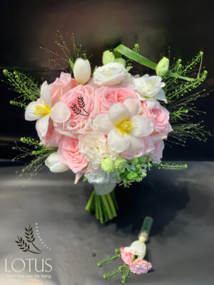 Bó hoa cưới Ohara hồng phối tulip trắng, cát tường và cỏ suối