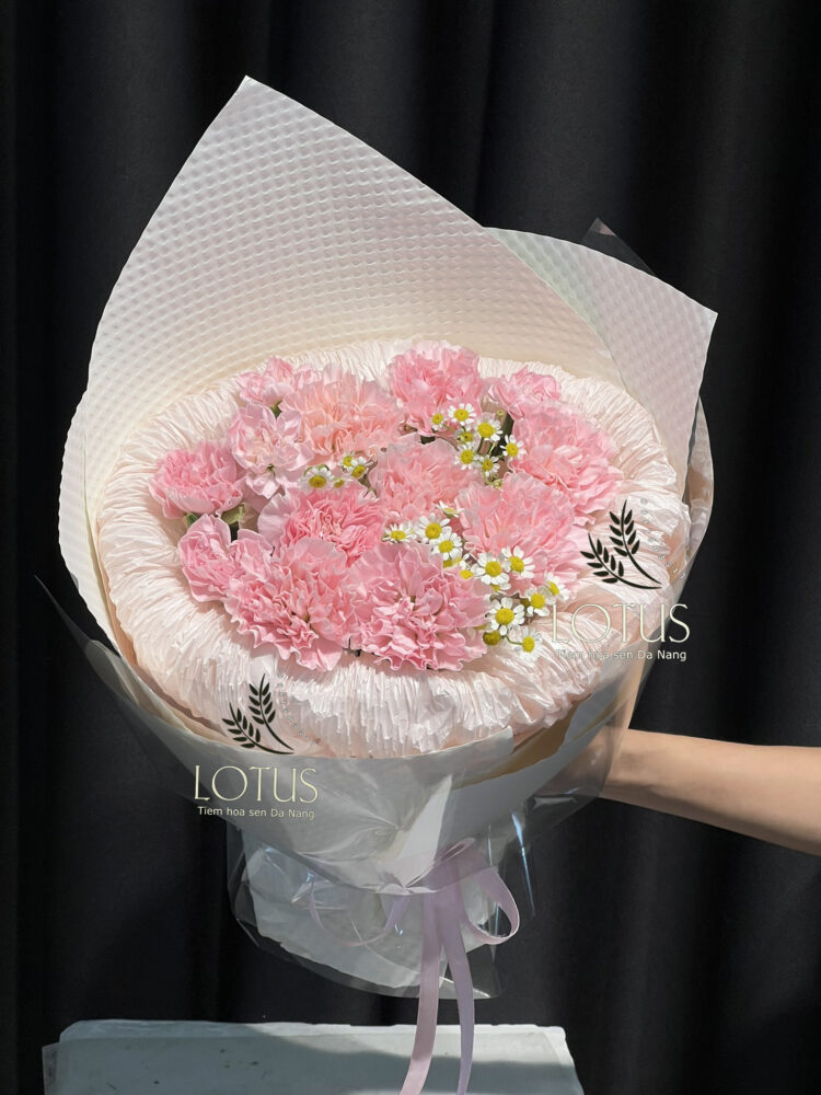 Bó hoa phăng hồng phối cúc tana Bó hoa phăng hồng phối cúc tana, gói giấy sáng màu với viền xếp nếp và nơ hồng