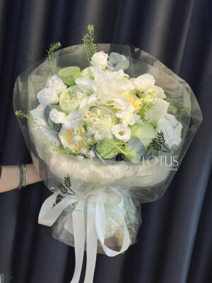 Bó hoa sen trắng phối ly kép trắng Bó hoa sen trắng phối ly kép trắng, cát tường trắng và hoa Victor tại Lotus Florist