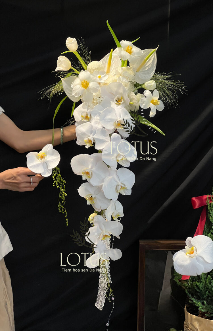 Bó Hoa Cưới Thác Rũ Trắng Phối Tulip & Lan Hồ Điệp