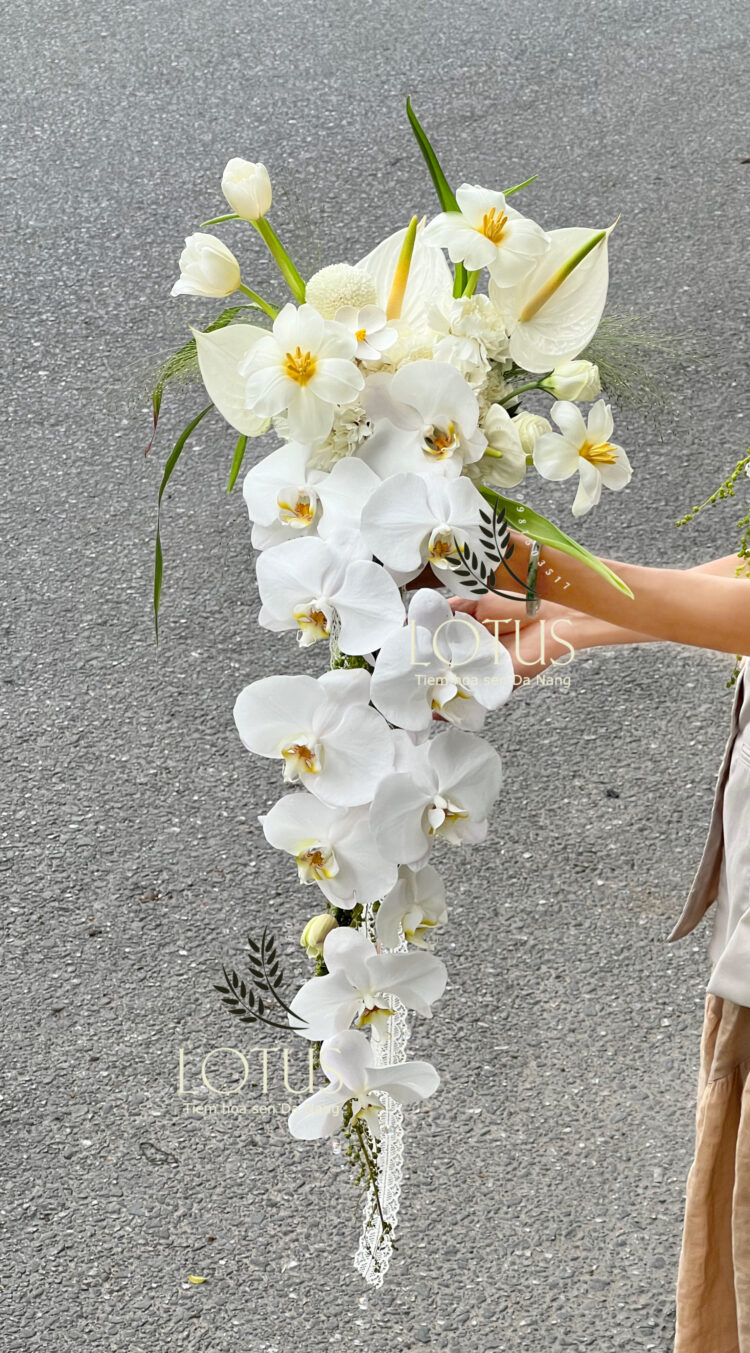 Bó Hoa Cưới Thác Rũ Trắng Phối Tulip & Lan Hồ Điệp