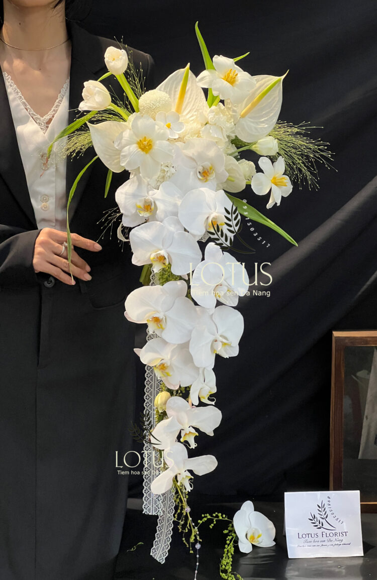 Bó Hoa Cưới Thác Rũ Trắng Phối Tulip & Lan Hồ Điệp