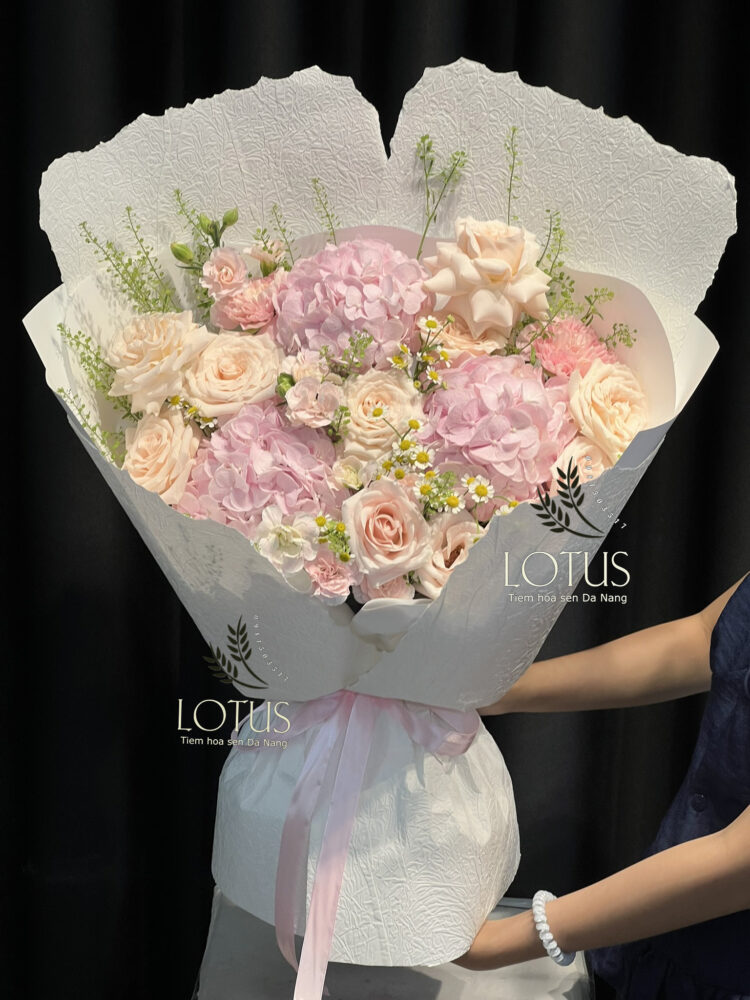 Bó tú cầu hồng phối hồng kem, phăng hồng và giấy thủ công mỹ thuật tại Lotus Florist