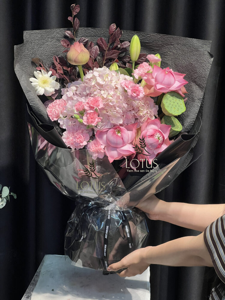 Bó hoa tú cầu hồng phối sen Juwaba Bó hoa tú cầu hồng phối sen Juwaba, phăng hồng, đài sen và hoa ly, gói giấy đen