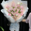 Bó hoa tulip hồng 18 bông phối thúy châu, gói giấy trắng và hồng nhạt nhiều lớp