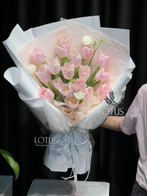 Bó hoa tulip hồng 18 bông phối thúy châu Bó hoa tulip hồng 18 bông phối thúy châu, gói giấy trắng và hồng nhạt nhiều lớp
