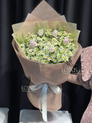 Bó hoa cúc tana phối tulip hồng bọc vải bố Bó hoa cúc tana phối 5 bông tulip hồng, bọc vải bố phong cách vintage