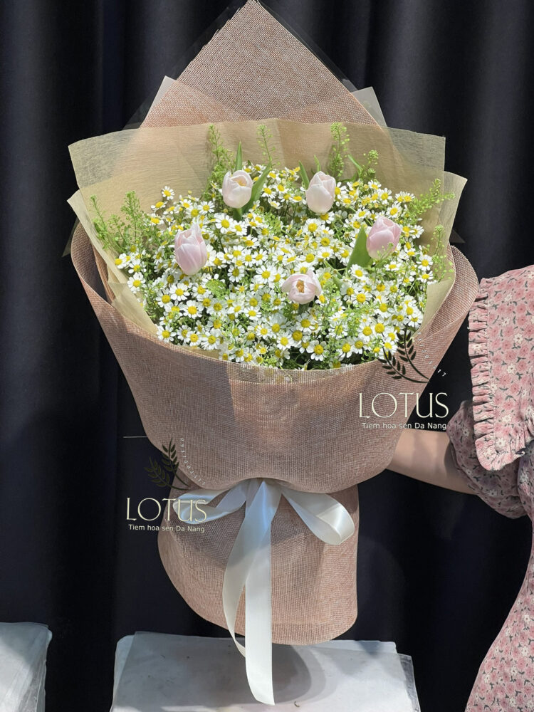 Bó hoa cúc tana phối 5 bông tulip hồng, bọc vải bố phong cách vintage