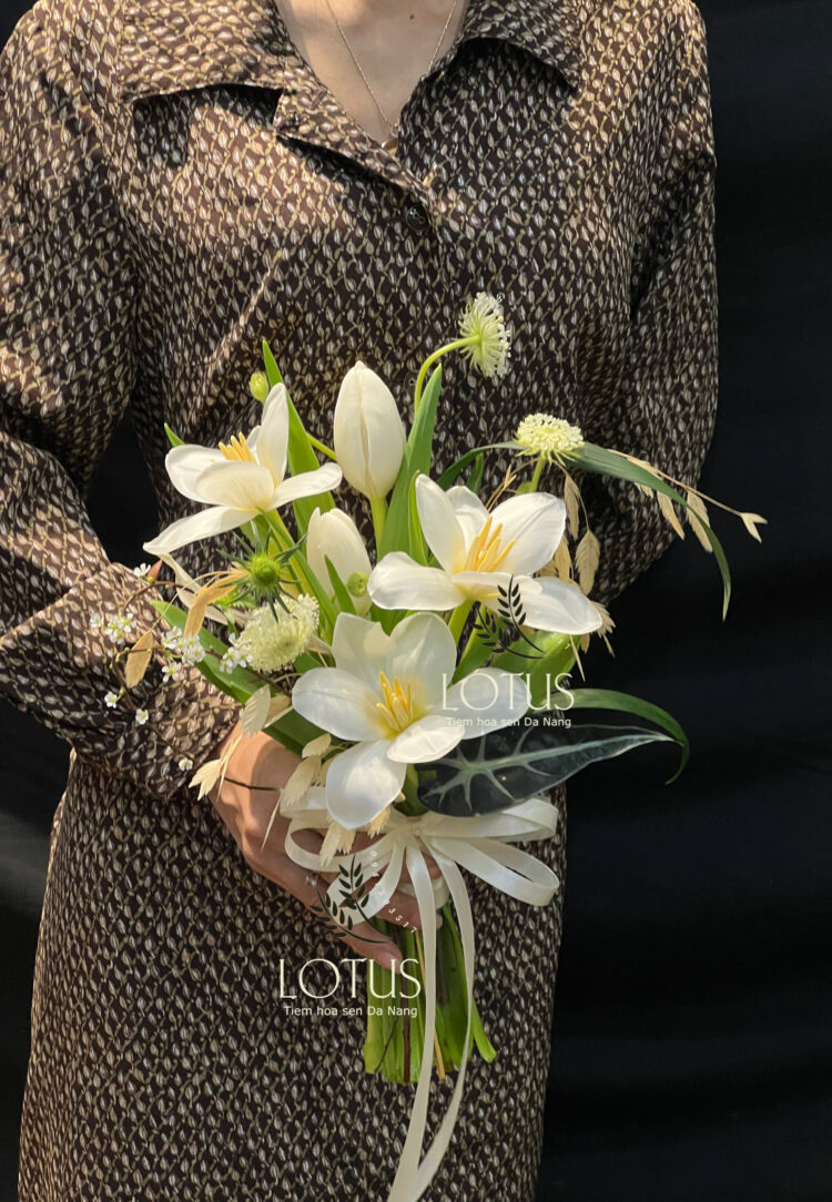 TULIPMIXT1 Bó Hoa Cưới Tulip Trắng Phối Cỏ Cào Cào