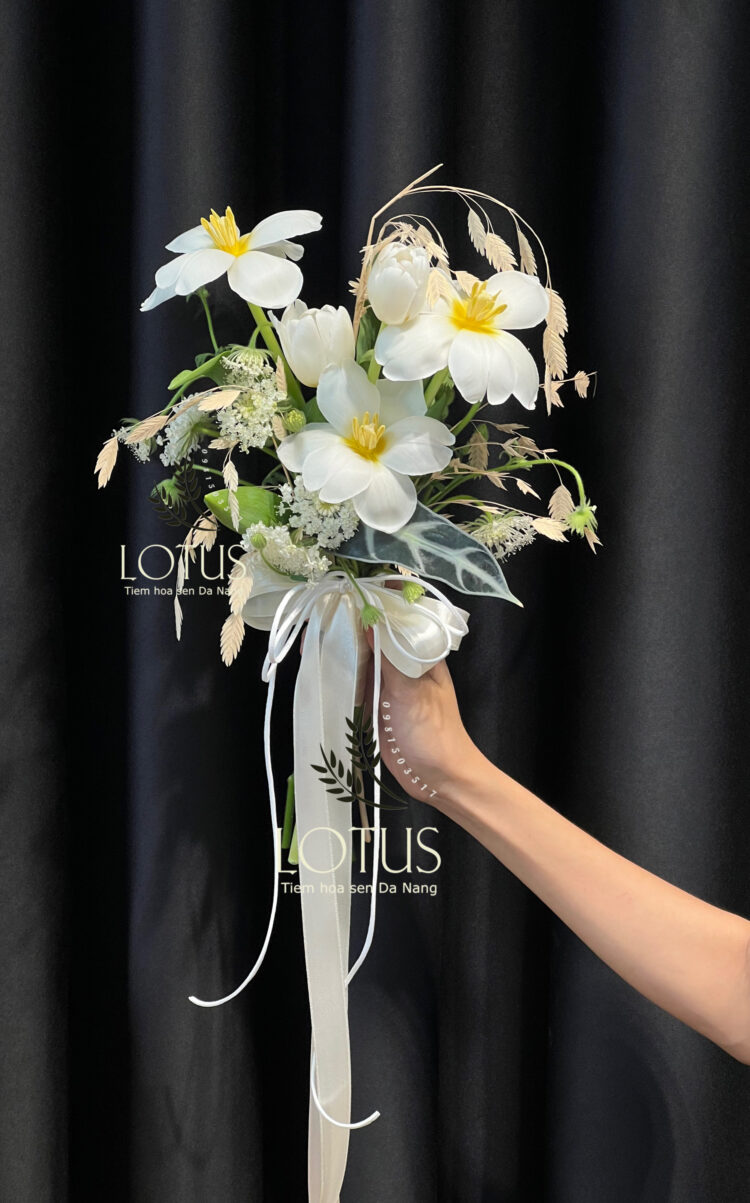 Bó hoa cưới tulip trắng phối cỏ cào cào Bó hoa cưới tulip trắng phối cỏ cào cào, lá bambio và thúy châu.
