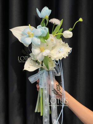 Bó hoa cưới tulip xanh phối hồng môn gắn lụa Bó hoa cưới tulip xanh phối hồng môn gắn lụa và thúy châu