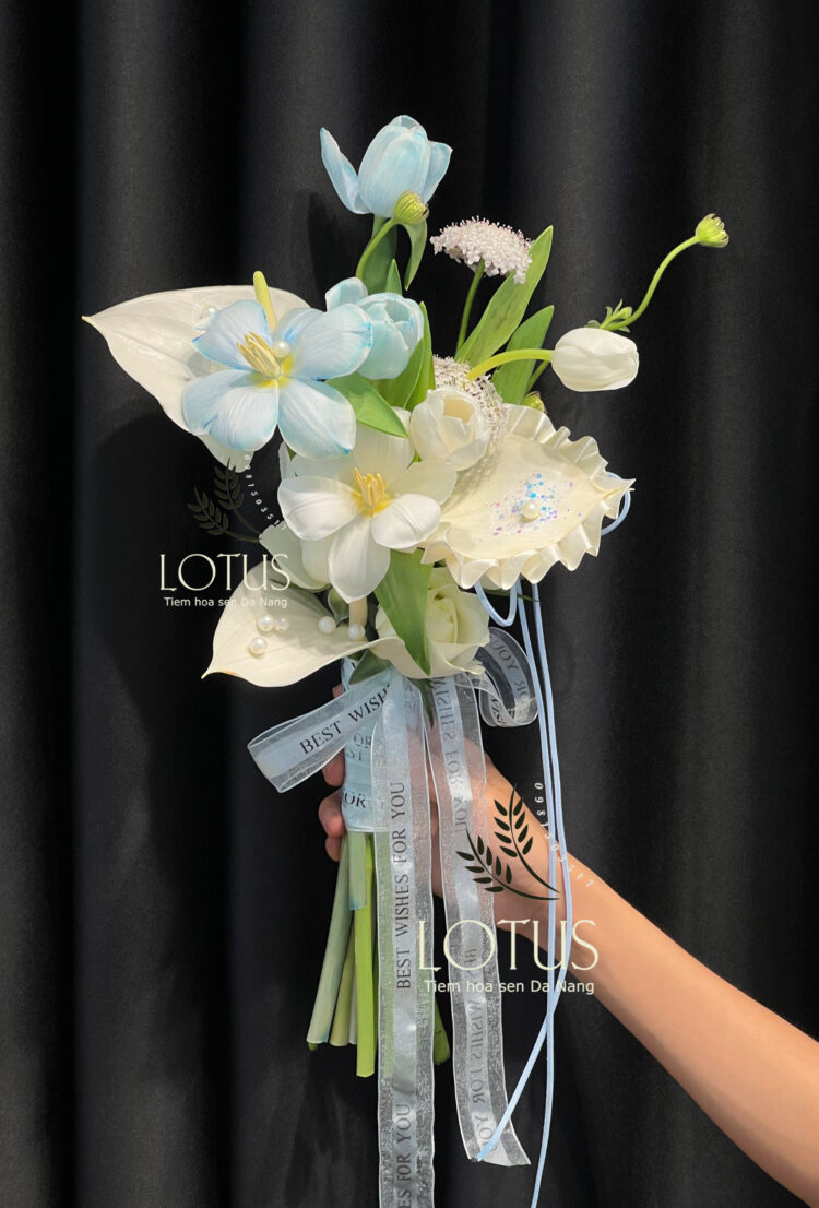 Bó hoa cưới tulip xanh phối hồng môn gắn lụa Bó hoa cưới tulip xanh phối hồng môn gắn lụa và thúy châu
